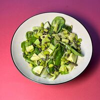 Зеленый салат с авокадо, шисо и семечками