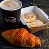 Фото к позиции меню Комбо-завтрак Капучино с сырниками и круассаном с малиной
