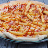 Фото к позиции меню Пицца с беконом, картошкой фри и соусом барбекью Микеланджело