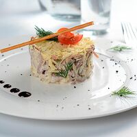 Салат с копчеными колбасками и фирменным соусом