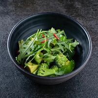 Зеленый салат с авокадо