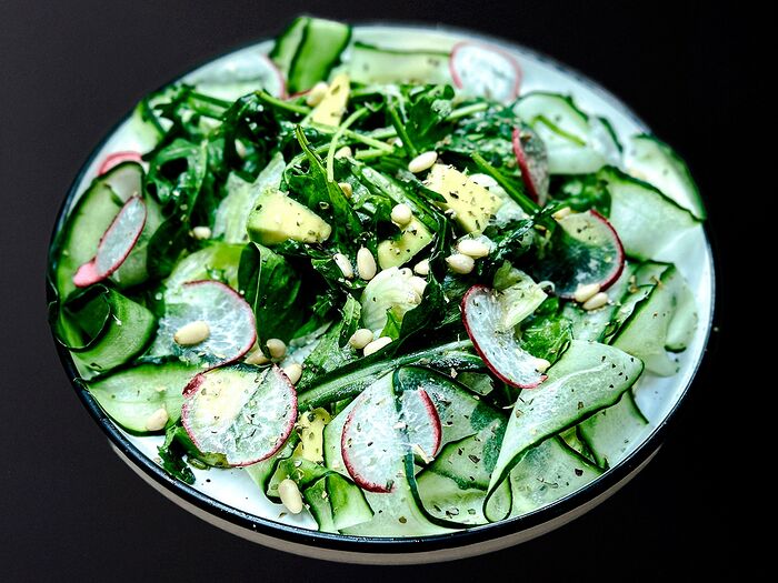 Зеленый салат с кедровыми орехами и редисом