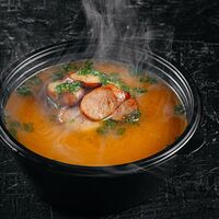 Томатный суп с колбасками