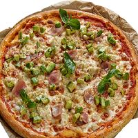 Пицца с индейкой, беконом, авокадо