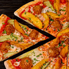 Фото к позиции меню Пицца с митболами и картофельными дольками