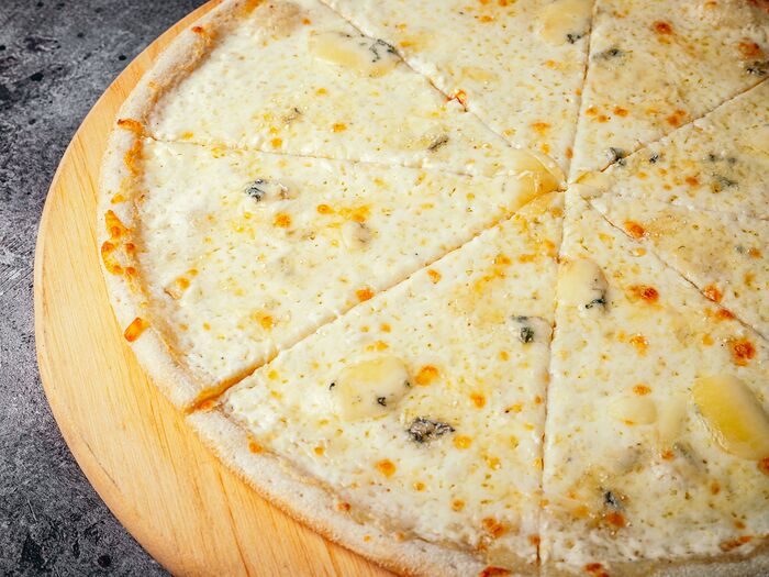 Пицца Четыре сыра на белом соусе