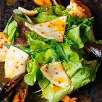 Теплый салат с морепродуктами и соусом из маракуйи