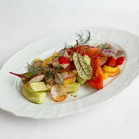 Салат из свежих овощей с редисом, укропом и фундуком