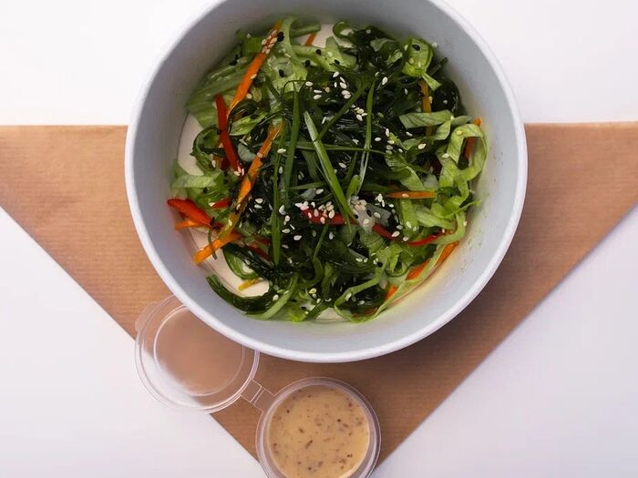 Салат с водорослями чука, овощной соломкой и ореховым соусом