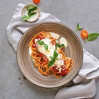 Спагетти аль Помодоро с сыром страчателла и базиликом