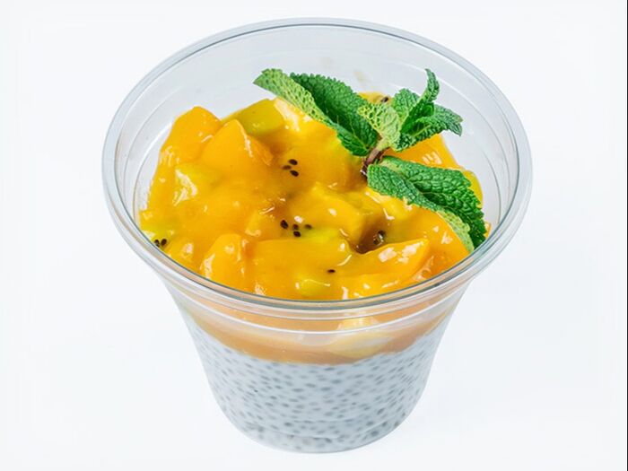 Мусс из семян чиа с тропическими фруктами и соусом манго