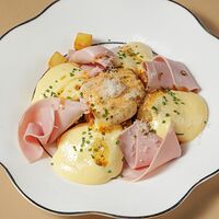 Картофель каре с мортаделлой, яйцом пашот и шпинатом