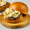 Фото к позиции меню Бургер с мраморной говядиной, сыром блю-чиз и карамелизованной грушей