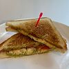 Фото к позиции меню Сэндвич с помидорами и сыром