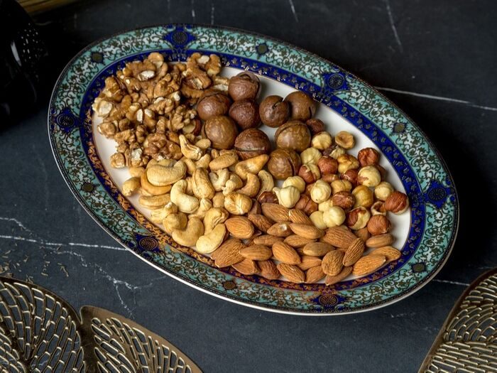 Восточная тарелка с орехами