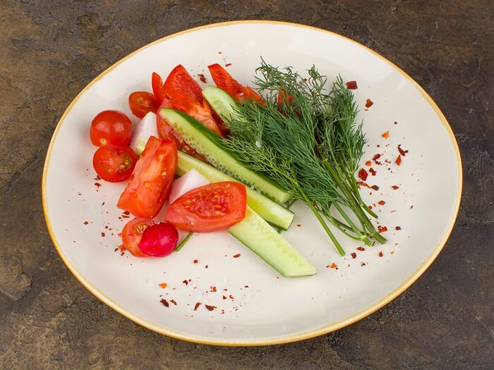 Тарелка свежих овощей