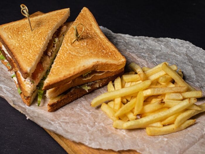 Сэндвич с тунцом и картофелем фри