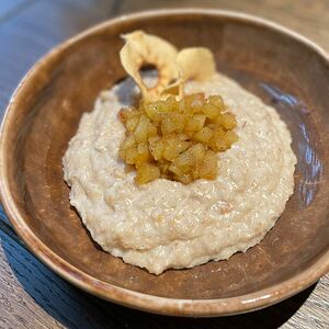 Овсяная каша с карамельным яблоком и яблочными чипсами