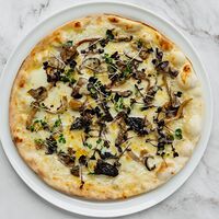 Пицца с грибами и пармезаном