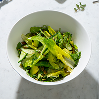 Зелёный салат с базиликовым соусом