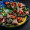 Фото к позиции меню Теплый салат с ростбифом и овощами аджапсандал