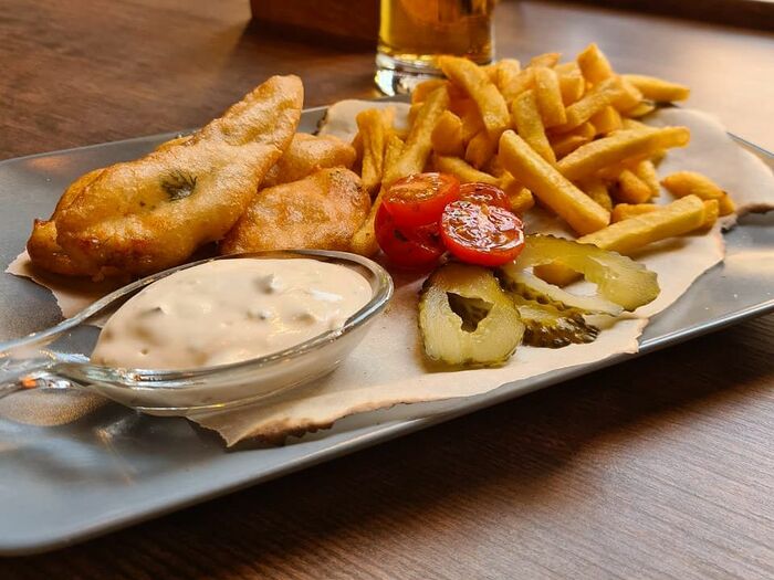 Бесплатная еда в спб. Фиш энд чипс Моремания. Fish and Chips СПБ. Фиш энд чипс фото. Посуда для Фиш энд чипс.