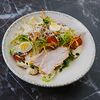 Фото к позиции меню Теплый салат с цыпленком, маринованным в аджике
