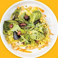 Зеленый салат с хумусом, огурцом и оливками леччино