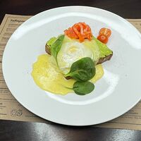 Яйцо Бенедикт с лососем и соусом голландез