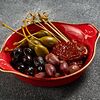 Фото к позиции меню Ассорти из маслин и оливок с вялеными томатами и каперсами