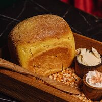 Хлеб кукурузный с жареным луком и куркумой