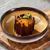 Шоколадный десерт с соусом из маракуйи