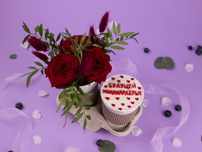 Подарочный набор букет цветов Красные розы в стаканчике и десерт