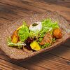 Фото к позиции меню Тёплый салат с языком, авокадо и яйцом пашот