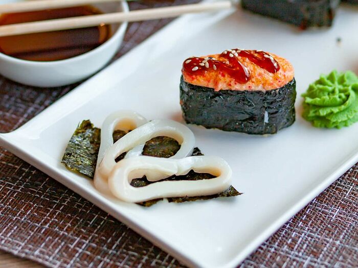 Суши, запечённые под сырным соусом с кальмаром
