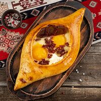 Хачапури-лодочка с сыром, яйцом и бастурмой