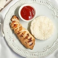 Куриное филе с рисом и кетчупом