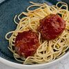 Фото к позиции меню Спагетти с куриными тефтелями и томатным соусом