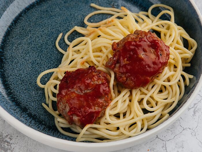 Спагетти с куриными тефтелями и томатным соусом