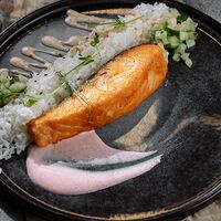 Стейк лосося со сливочно-икорным соусом