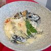 Фото к позиции меню Тальолини неро с морепродуктами в сливочном соусе