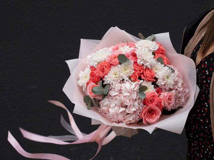 Букет цветов из роз и пышных гортензий Сладкий зефир