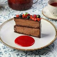 Шоколадный торт с сезонными ягодами