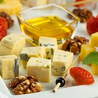 Ассорти из благородных сыров с винoградом, грецким орехом и медом