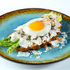 Фото к позиции меню Завтрак со спаржей, яйцом и хрустящим тостом