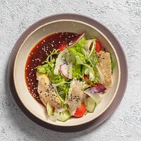 Азиатский салат с копченым макрурусом и слайсами овощей