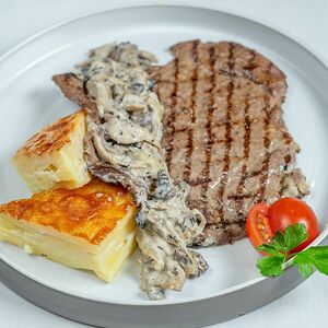 Эскалоп из говяжьей спинки с картофельным гратеном и соусом из лесных грибов