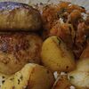 Фото к позиции меню Сочные куриные котлеты с картофелем, капустой и малосольным помидором