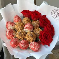 Букет клубники в шоколаде с красными розами №1
