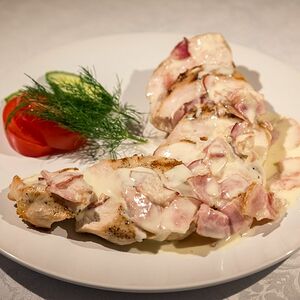 Стейк из куриной грудки с беконом